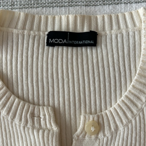 MODA casual off white long sleeve V neck sweater with buttons - Picture 2 of 9